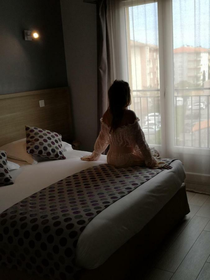 Atoll Hotel Restaurant Frejus Bagian luar foto